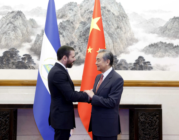 El ministro de Relaciones Exteriores de China, Wang Yi, se reunió con Aureliano, asesor de cooperación internacional del presidente de Nicaragua